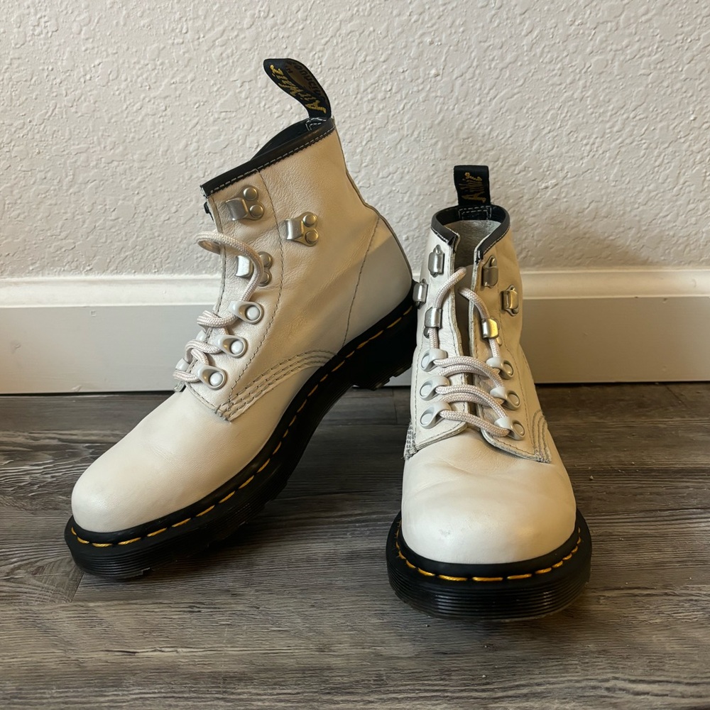 Dr. Marten’s 1460 Boots Bone Virginia Leather Women’s 6, Dr.Marten Lace up boots